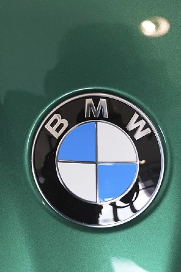 BMW želi da do 2030. izjednači prodaju električnih i benzinskih automobila