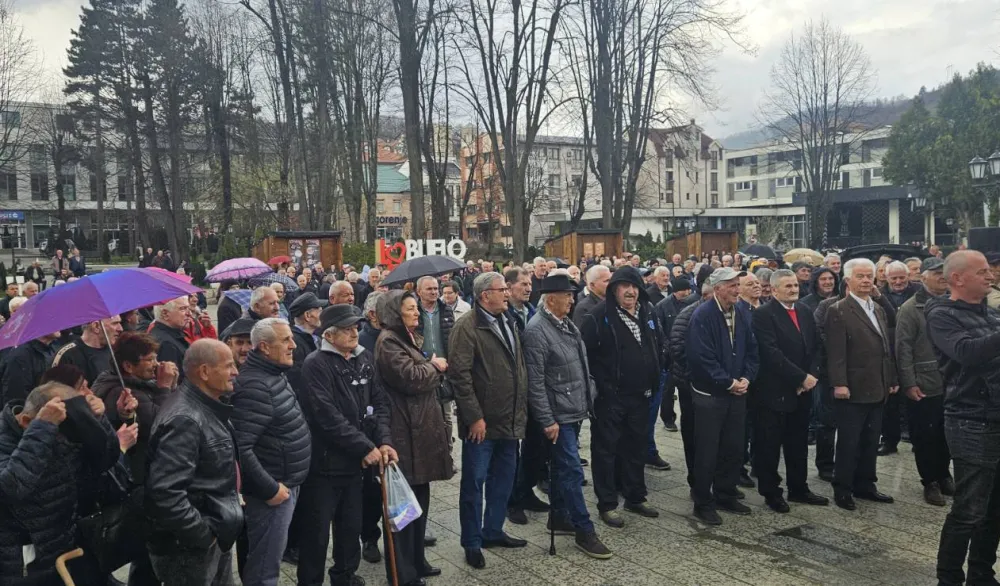 (VIDEO) Protest u Bijelom Polju: Penzioneri vi&scaron;e gladni nego siti, traže primanja dostojna čovjeka