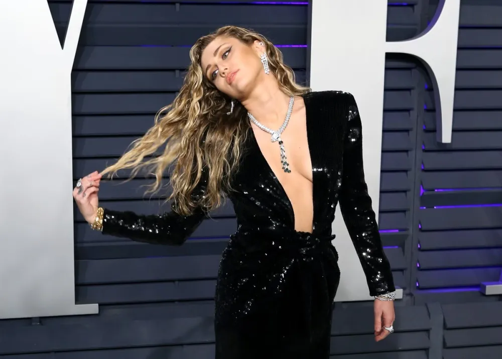 Majli Sajrus se vratila svojim "Hannah Montana" korijenima: Ekipa serije se okupila na proslavi 20. godi&scaron;njice