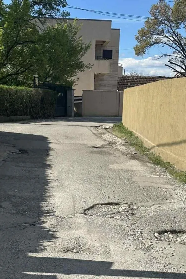 Apel stanovnika Ulice Vasa Bracanova: Zakrpiti rupe, ali ne obećanjima