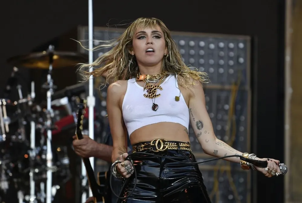 Majli Sajrus objavila novu pjesmu &ldquo;Younger You&rdquo; za potrebe &ldquo;Hannah Montana 20th Anniversary&rdquo; specijala