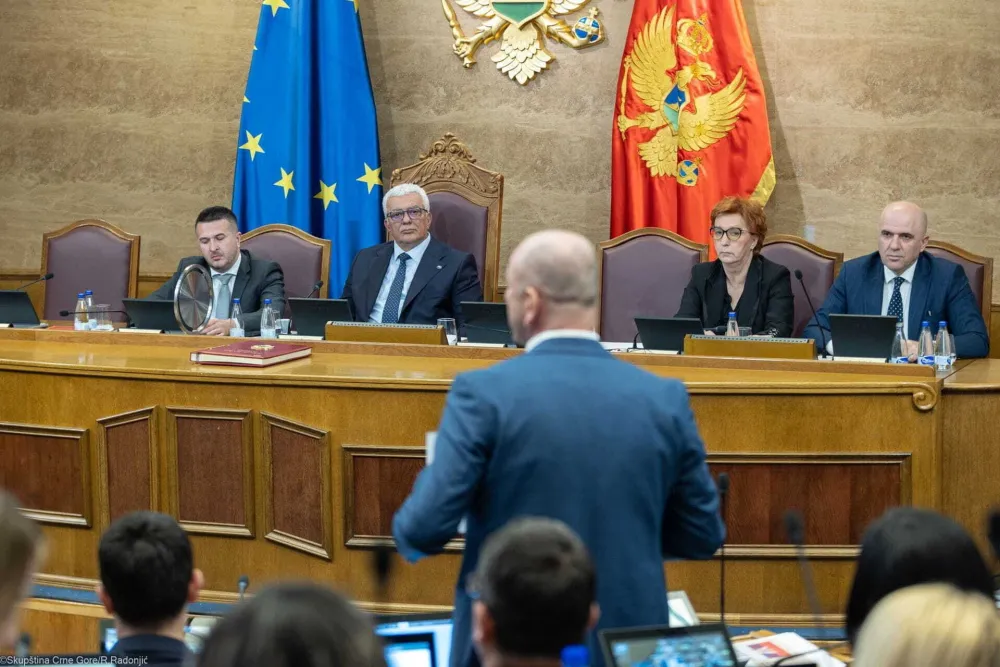 Trobojka podijelila većinu, koalicija ZBCG na testu