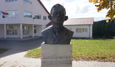 Ukradena spomen-bista narodnog heroja Miluna Ivanovića iz dvorišta škole u Rožajama