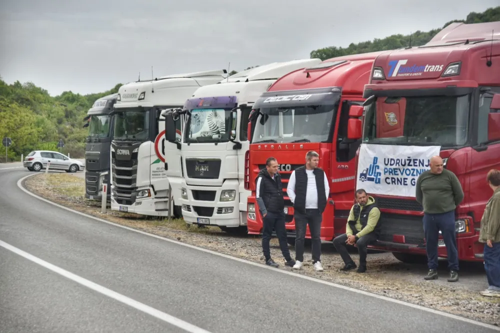 (VIDEO) Počela blokada teretnog saobraćaja na graničnim prelazima