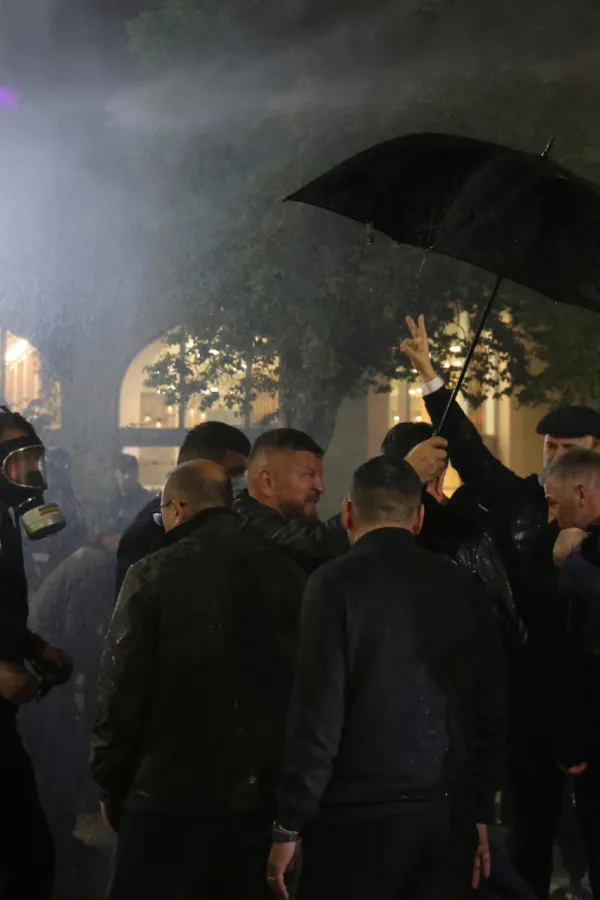 Incidenti u Tirani: Molotovljevim koktelima na Vladu, policija odgovorila suzavcem