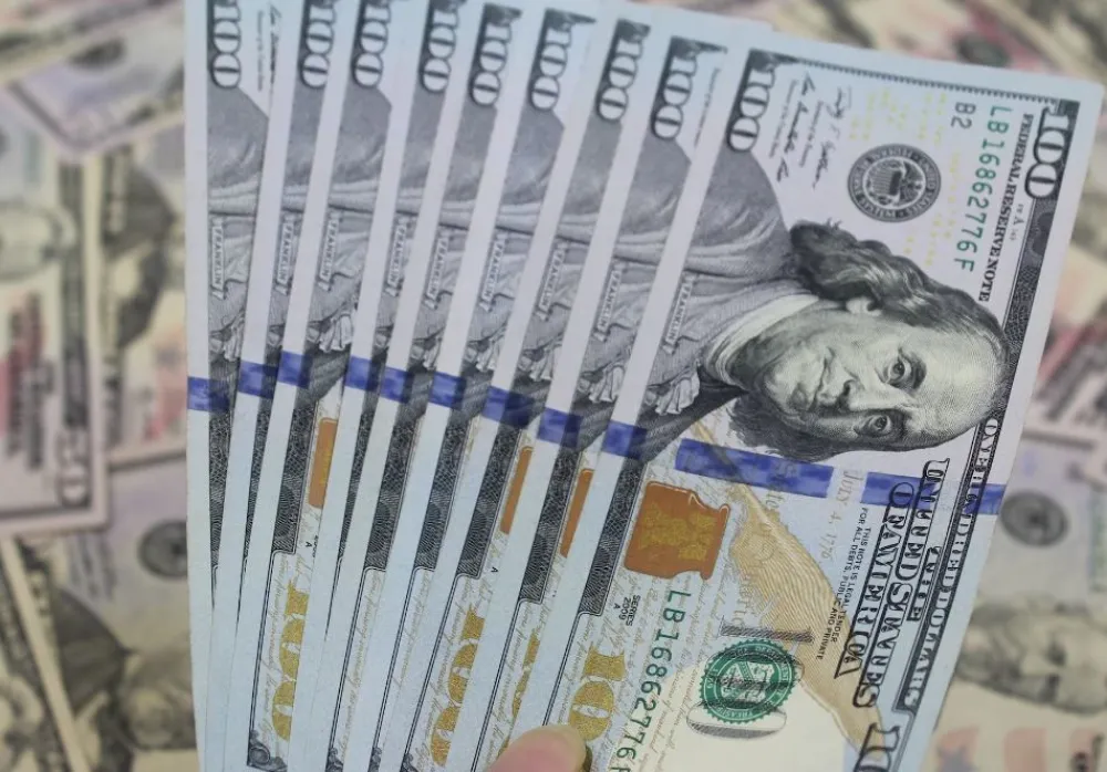 Dolar oslabio drugu sedmicu zaredom