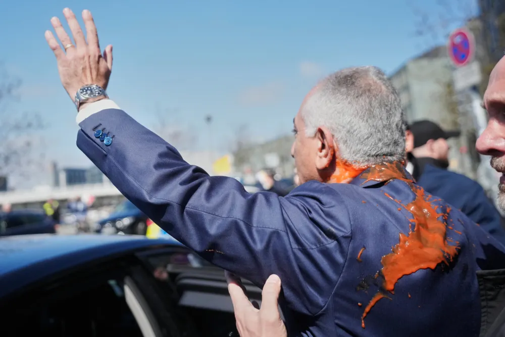 U Berlinu napadnut Reza Pahlavi