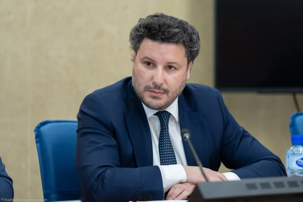 Abazović pita Spajića: Kad počinje gradnja 10 dionica autoputeva?