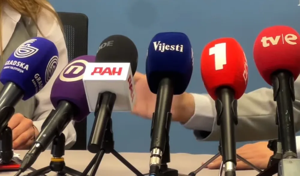 Medijski poslenici dočekuju 3. maj u okolnostima pada slobode &scaron;tampe: Vlast preuzela ključne prakse DPS-a