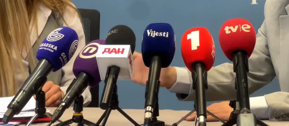 Medijski poslenici dočekuju 3. maj u okolnostima pada slobode &scaron;tampe: Vlast preuzela ključne prakse DPS-a