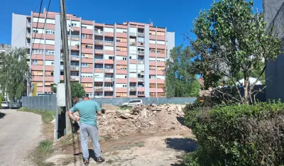 U Nikšiću srušena kuća u kojoj je rođen narodni heroj Muharem Asović: Bageri ušli u Bajramovu baštu
