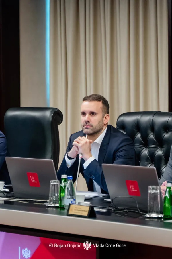 &Scaron;est kompanija duguje preko 27 miliona dolara