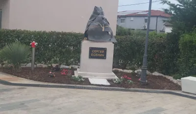 Spomenik Jesenjinu