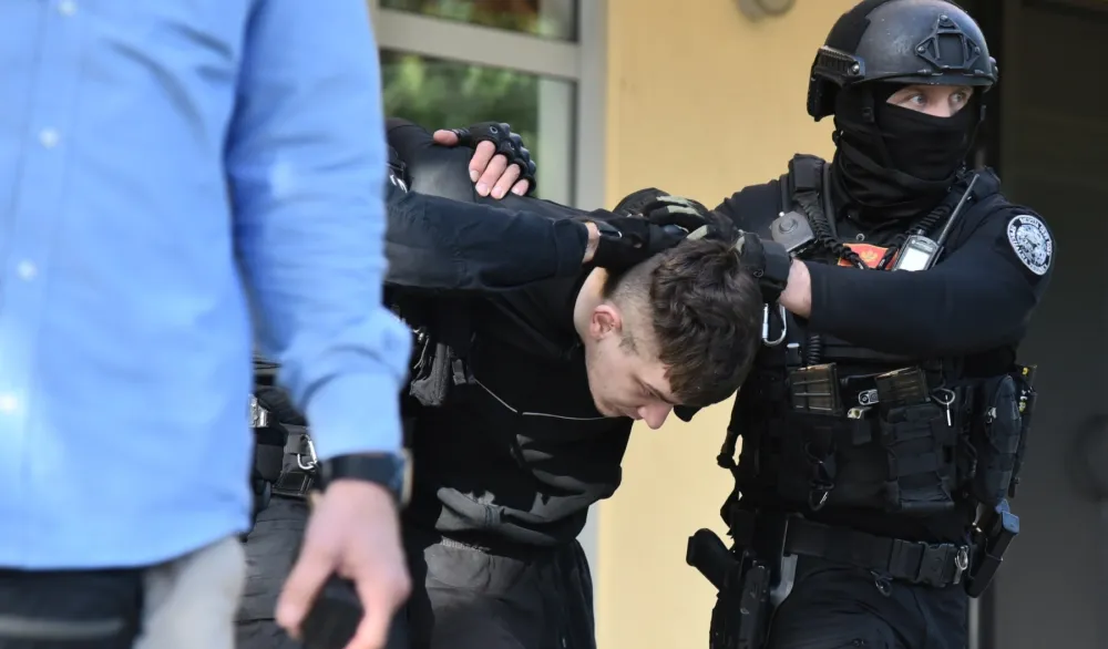 (FOTO) Izuzet veći broj dokaza iz "&scaron;tek" stana u kojem su se krili plaćenici "&scaron;kaljaraca"