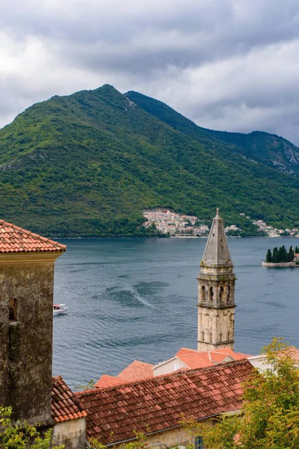 Sjutra malo do umjereno oblačno, moguća kratkotrajna ki&scaron;a