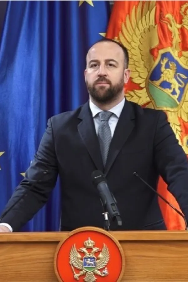 Nikolić: Dok Vučić ponovo osporava smisao 21. maja, najvi&scaron;i državni zvaničnici na to odgovaraju ćutanjem