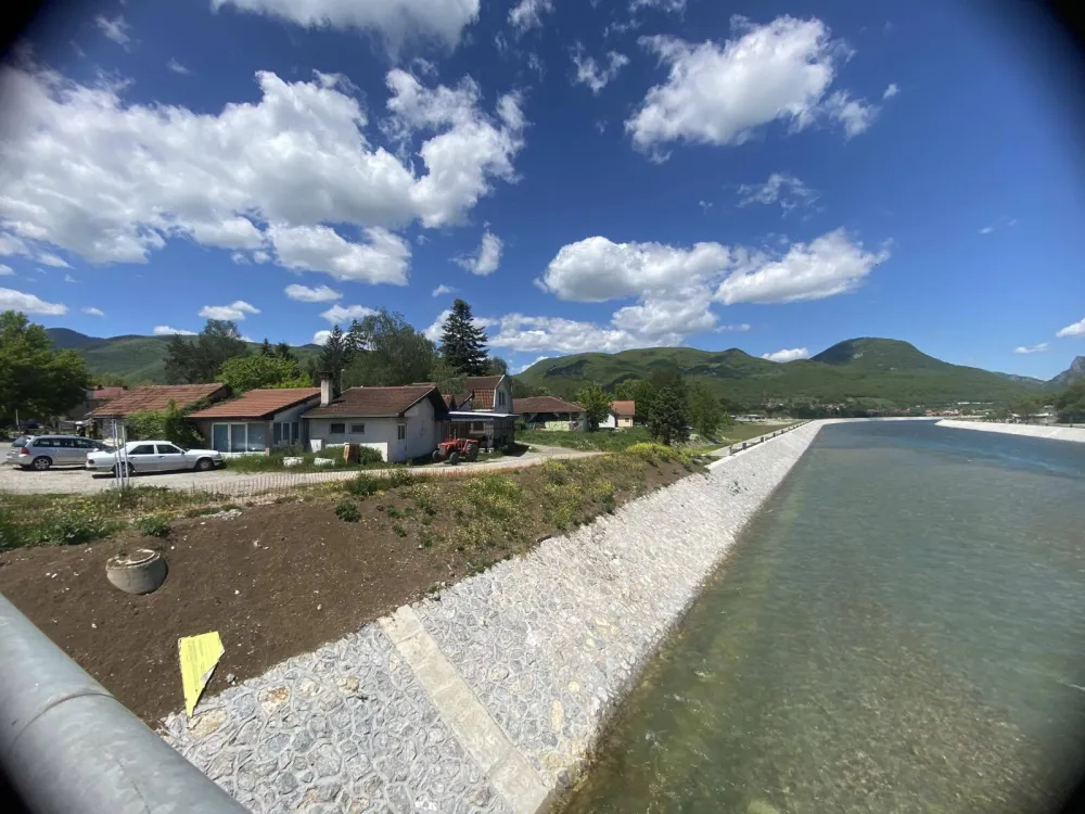 Cesta gasi radna mjesta u Beranama, odvaja grad od Lima i uni&scaron;tava park
