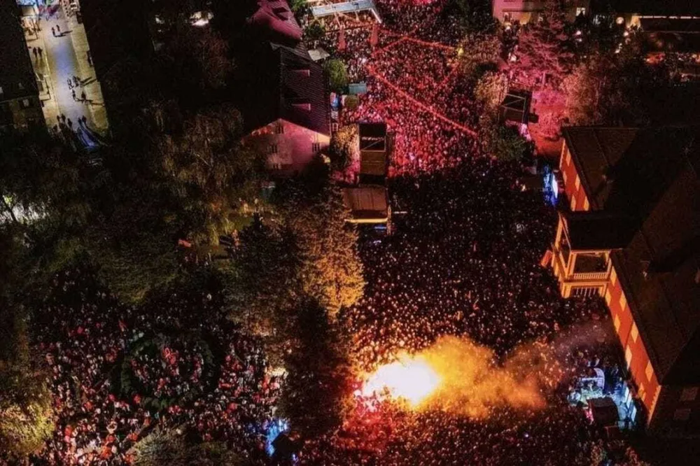 Prijestonica slavi: U toku koncert Dina Merlina na Cetinju