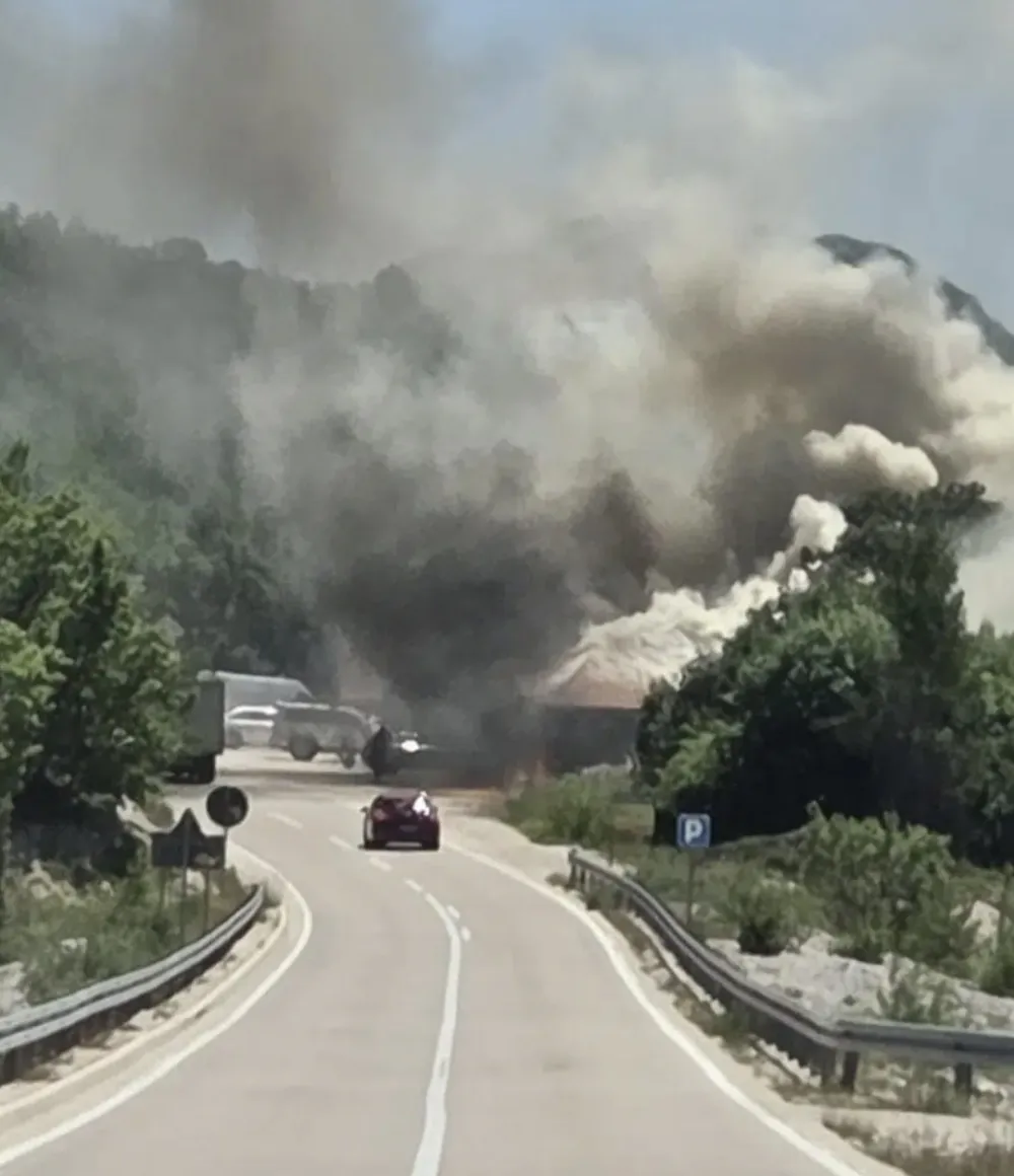 Požar na Grahovu: Izgorela pečenjara restorana &bdquo;Stara kuća&ldquo;, vatra zahvatila i automobil