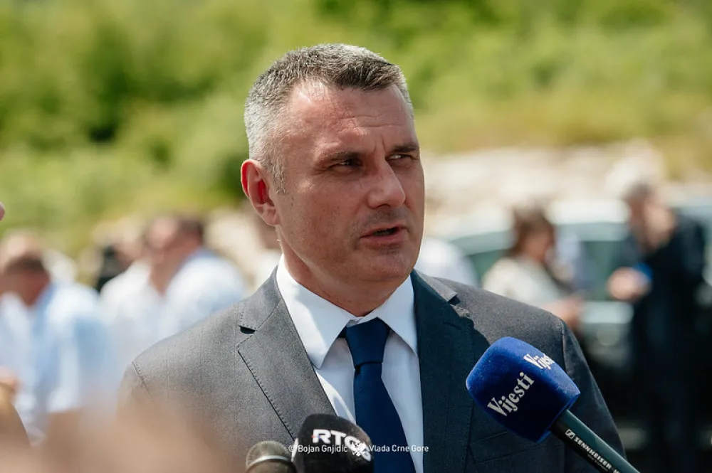 Vuksanović: Na Bulevaru Tivat-Jaz postavljen asfalt dva dana prije roka