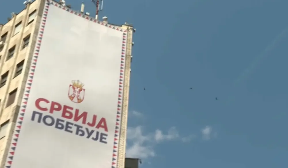 Vučić: Baner sa Palate Albanija biće uklonjen u 19 sati, angažovani alpinisti