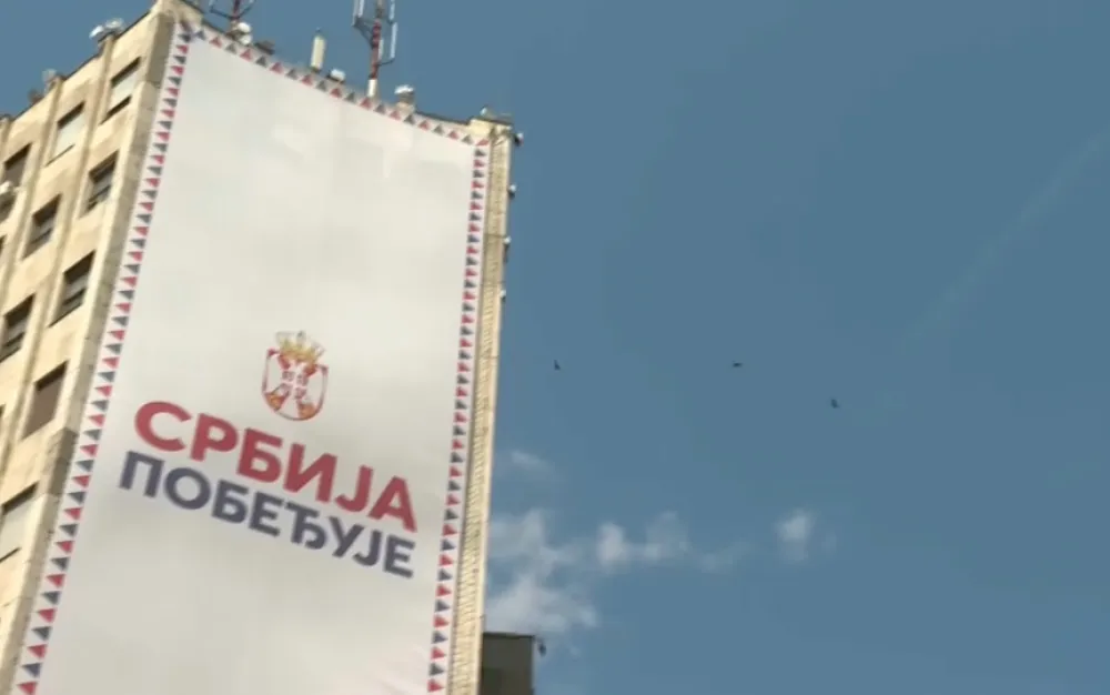 Vučić: Baner sa Palate Albanija biće uklonjen u 19 sati, angažovani alpinisti