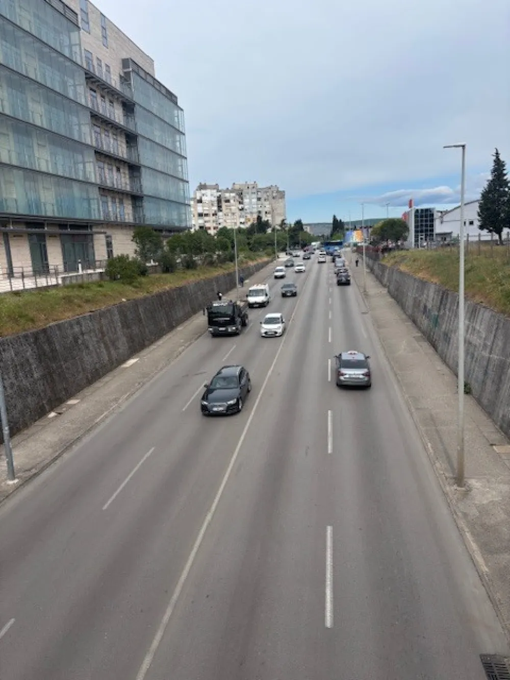 Dobri uslovi za vožnju, mjestimične obustave saobraćaja zbog radova