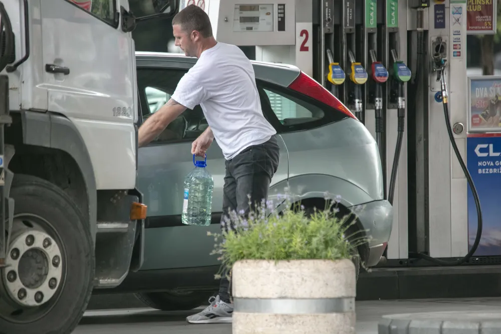 Vlada ponovo zakinula građane za jeftinije gorivo