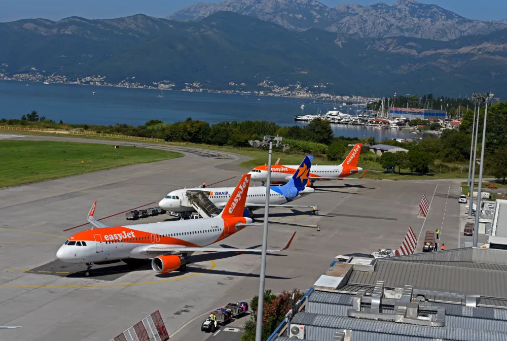 Policija u Tivtu kontroli&scaron;e avion sa 90 putnika iz Srbije