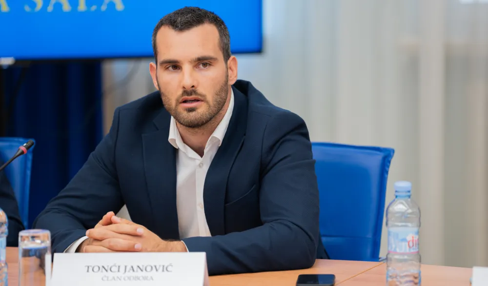 Janović: Provjera putnika koji su čarter letom iz Beograda doputovali u Tivat potpuno opravdana