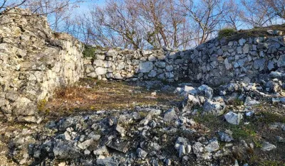 Zaraslo u korov i tajne: Nadležni "skrivaju" Bihor-grad od očiju javnosti