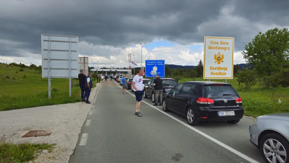 (VIDEO) Nik&scaron;ićani satima zarobljeni na granici: Kolone kilometarske, među putnicima djeca i stari