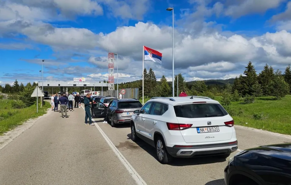 Nik&scaron;ićani blokirali granicu na Jabuci: Satima zarobljeni u kolonama, traže jednak tretman