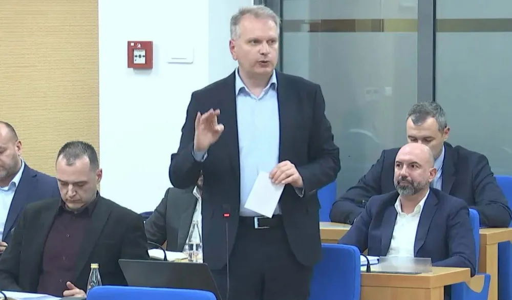 Срђан Перић у градском парламенту 