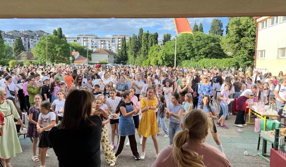 (FOTO/VIDEO) Đaci O&Scaron; &bdquo;Oktoih&ldquo; pokazali snagu zajedni&scaron;tva i solidarnosti na humanitarnom festivalu